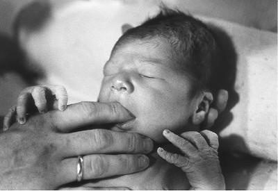 手指从外部激发了吸吮本能,吸吮是最早发展起来的感觉.婴儿以此与世界交往.