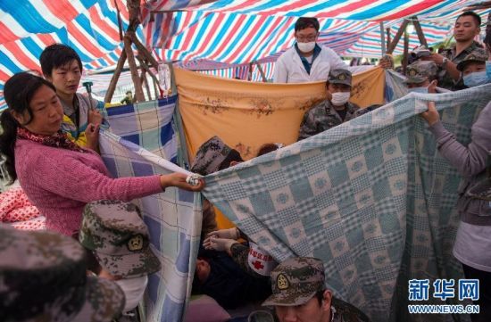 4��23�գ�«ɽ��̫ƽ����ʱ����ҽԺ�ڣ�־Ը�ߺͼ��������ʱ������