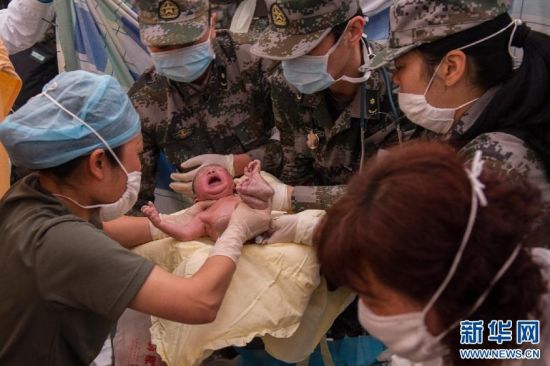 4��23�գ�«ɽ��̫ƽ����ʱ����ҽԺ�ڣ�Ӥ����ҽ����Ŭ����˳��������