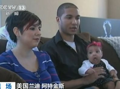 女婴和她的父母。(视频截图) 女婴和她的父母。(视频截图)