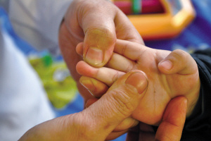 泻肺经:从无名指的第一节推到末节。 泻肺经:从无名指的第一节推到末节。