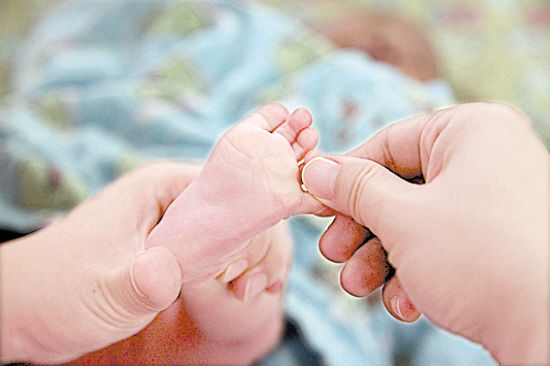 ��֫ ����1��������ס�������ȵĸ������Դ��Ⱦ�ϥ����С���ײ������� ����2�� ˫�ַ�ס�����������϶������Ử������Ⱥ���ײ��� ����3�� С���ַ�ͬ�ֱۡ�