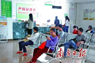 “全面放开二孩”消息传出次日上午,妇产科门诊就有20名妇女咨询孕前事项。 “全面放开二孩”消息传出次日上午,妇产科门诊就有20名妇女咨询孕前事项。