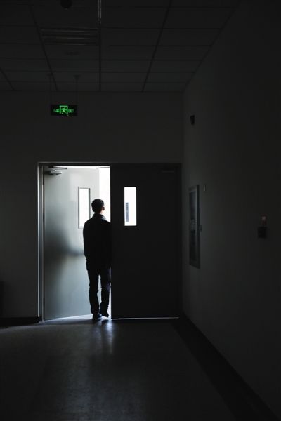 昨日,北京某高校教学楼的楼道里,艾滋病感染者李维推开通往室外的门。 摄影/新京报记者 卢淑婵 昨日,北京某高校教学楼的楼道里,艾滋病感染者李维推开通往室外的门。 摄影/新京报记者 卢淑婵