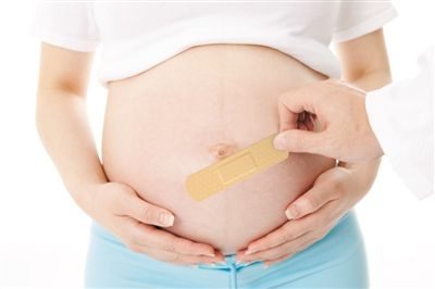 临床产科医生这几年已经开始在面临这种风险,但绝大多数孕妇并不了解瘢痕子宫再孕的风险。  创意摄影/新京报记者 王远征 临床产科医生这几年已经开始在面临这种风险,但绝大多数孕妇并不了解瘢痕子宫再孕的风险。  创意摄影/新京报记者 王远征