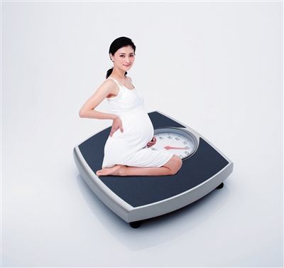 专家建议,可以通过孕期的健康生活方式来管理体重。不要暴饮暴食,适当运动。 创意摄影/新京报记者 王远征 专家建议,可以通过孕期的健康生活方式来管理体重。不要暴饮暴食,适当运动。 创意摄影/新京报记者 王远征