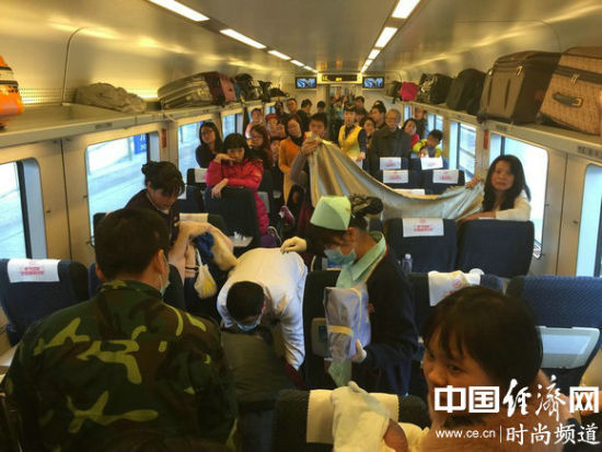图为2015年1月31日,福建漳州,D2318次列车一孕妇突然腹痛难忍, 工作人员用布围成临时产房,帮助孕妇顺利生产。(CFP/供图) 图为2015年1月31日,福建漳州,D2318次列车一孕妇突然腹痛难忍, 工作人员用布围成临时产房,帮助孕妇顺利生产。(CFP/供图)