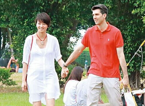 梁咏琪孕4月肚子比普通孕妇大 梁咏琪孕4月肚子比普通孕妇大