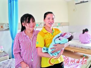 被救孕妇(左)及救人者张艳平老师(右)。 被救孕妇(左)及救人者张艳平老师(右)。