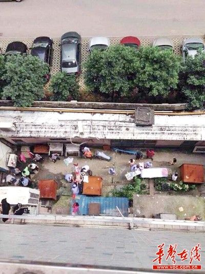 6月30日约14点40分,一位母亲从省妇幼保健院8楼病房窗口跳下身亡。网友供图 6月30日约14点40分,一位母亲从省妇幼保健院8楼病房窗口跳下身亡。网友供图