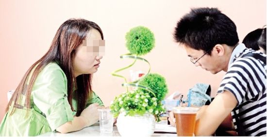 刘敏(左)向本报记者讲述自己当代孕妈妈的经历 □本报记者姬栋 申度 佘影 刘敏(左)向本报记者讲述自己当代孕妈妈的经历 □本报记者姬栋 申度 佘影