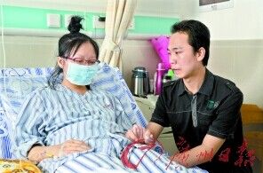 马妃的丈夫王禹声在病床边照料产后的妻子。 马妃的丈夫王禹声在病床边照料产后的妻子。