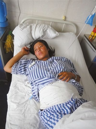 马女士躺在病床上。查亚超 摄 马女士躺在病床上。查亚超 摄