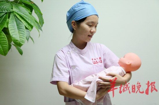横抱0~3个月宝宝时应护住头、颈、背、屁股 横抱0~3个月宝宝时应护住头、颈、背、屁股