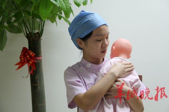 喂完奶应竖抱宝宝,轻拍其背 喂完奶应竖抱宝宝,轻拍其背