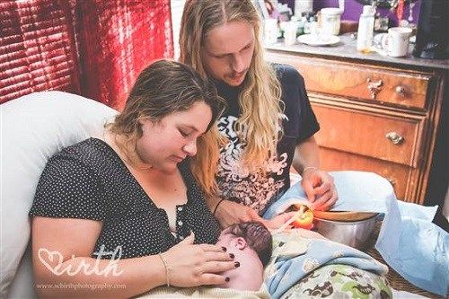 在家中完成分娩后,萨曼莎的家人用蜡烛帮她和婴儿烧断脐带。 在家中完成分娩后,萨曼莎的家人用蜡烛帮她和婴儿烧断脐带。