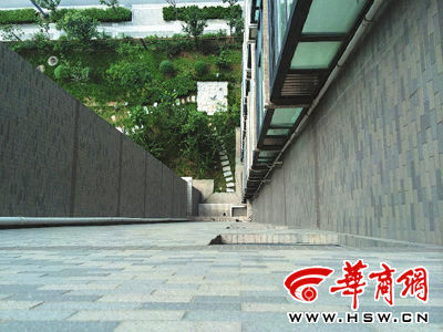 昨日上午,西安城北文景小区西区,一个婴儿从11楼楼梯间的窗户坠下 华商报记者 张喆 摄  昨日上午,西安城北文景小区西区,一个婴儿从11楼楼梯间的窗户坠下 华商报记者 张喆 摄