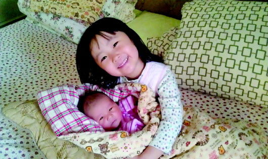 ◤市民魏女士生了二胎之后,姐弟俩感情非常好。(资料片) 本报记者 孟敏 摄 ◤市民魏女士生了二胎之后,姐弟俩感情非常好。(资料片) 本报记者 孟敏 摄