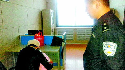 刘某(左)抱着被解救的儿子。小图为薛某。   本报记者 苏洪印 摄 刘某(左)抱着被解救的儿子。小图为薛某。   本报记者 苏洪印 摄