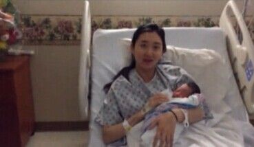 纽约华裔小夫妻迎来“元旦宝宝”。(美国中文网) 纽约华裔小夫妻迎来“元旦宝宝”。(美国中文网)