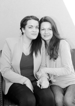 索菲(右)的女儿20年前被医院犯错“掉包”。图为“养女”玛农(左)和索菲在一起。 索菲(右)的女儿20年前被医院犯错“掉包”。图为“养女”玛农(左)和索菲在一起。