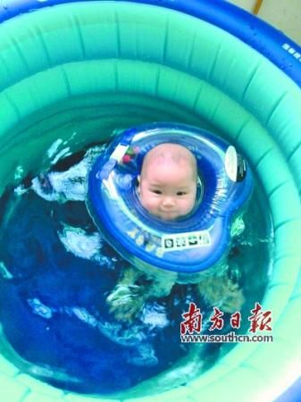 市民谭小姐自购婴儿游泳设备给宝宝游泳。 谭笑 摄 市民谭小姐自购婴儿游泳设备给宝宝游泳。 谭笑 摄