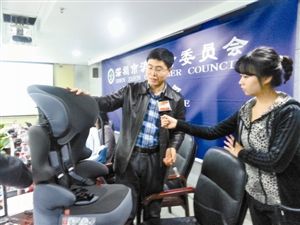 市消委会技术顾问讲解如何选购质量合格的儿童安全座椅。 市消委会技术顾问讲解如何选购质量合格的儿童安全座椅。