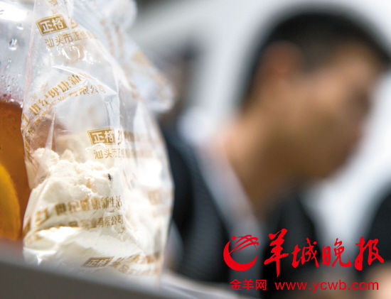 未开封的正格牌花生牛奶粉里可见黑色小虫 未开封的正格牌花生牛奶粉里可见黑色小虫