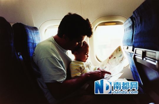 宝宝3个月大左右便已适合旅行,也适合乘坐飞机出游了。C FP供图 宝宝3个月大左右便已适合旅行,也适合乘坐飞机出游了。C FP供图