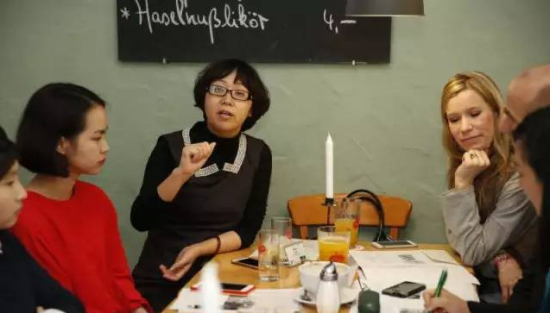 王荣辉老师耐心讲解,中德妈妈受益良多 王荣辉老师耐心讲解,中德妈妈受益良多