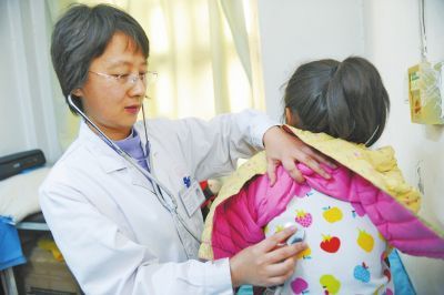 姜志红医生正在给患病的儿童做检查 姜志红医生正在给患病的儿童做检查