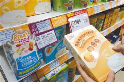 奶伴侣产品多在婴幼儿食品专柜出售,但事实上只是普通固体饮料。新京报记者 郭铁 摄 奶伴侣产品多在婴幼儿食品专柜出售,但事实上只是普通固体饮料。新京报记者 郭铁 摄