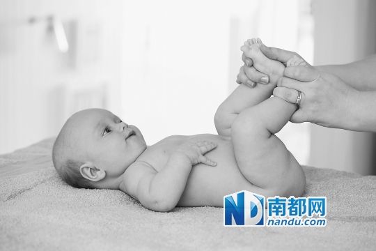 有些小儿推拿的手法比较简单,家长在家完全可以操作。C F P供图 有些小儿推拿的手法比较简单,家长在家完全可以操作。C F P供图