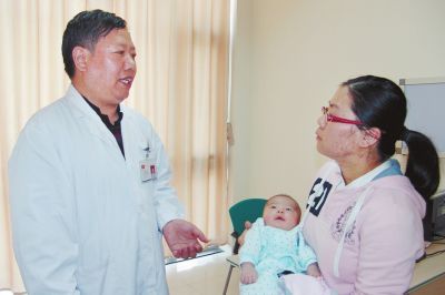 小儿外科主任张建丰正为患儿的母亲讲解病情 小儿外科主任张建丰正为患儿的母亲讲解病情