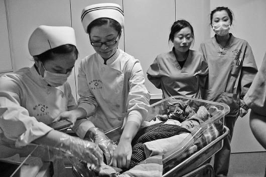 滕州市妇幼保健院的医生为男婴做接收前的检查。 滕州市妇幼保健院的医生为男婴做接收前的检查。