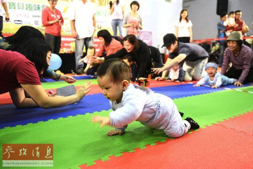 资料图:婴儿在家长的看护下爬行。新华社记者 黄晓勇 摄 资料图:婴儿在家长的看护下爬行。新华社记者 黄晓勇 摄