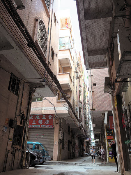 ■事发楼房,街坊称小女孩从5楼(挂有灯笼处)坠楼。 新快报记者 罗汉章/摄 ■事发楼房,街坊称小女孩从5楼(挂有灯笼处)坠楼。 新快报记者 罗汉章/摄