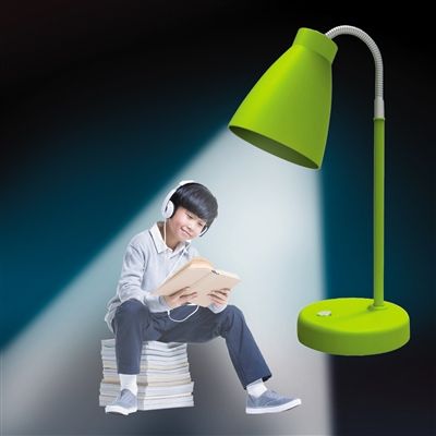 护眼灯有一定功效,但不能因为使用护眼用品忽略定期的视力检查。  新京报记者 王远征 摄 护眼灯有一定功效,但不能因为使用护眼用品忽略定期的视力检查。  新京报记者 王远征 摄