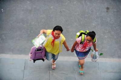 专家认为,拉杆式书包虽然避免了躯干和脊柱的直接负重,但可能会造成肩背部肌肉的损伤。图/CFP 专家认为,拉杆式书包虽然避免了躯干和脊柱的直接负重,但可能会造成肩背部肌肉的损伤。图/CFP