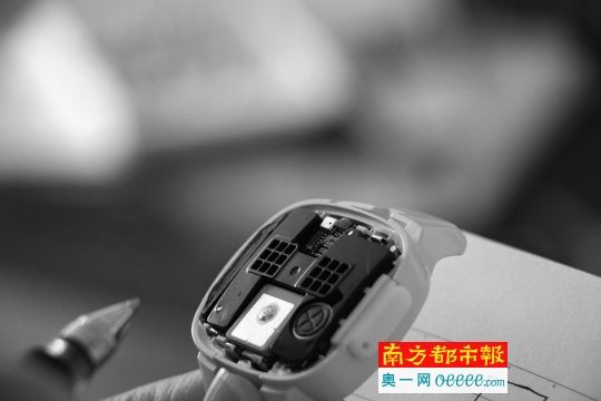 ↑ 步骤1:首先将手表表盘拆开,找到天线位置。 ↑ 步骤1:首先将手表表盘拆开,找到天线位置。