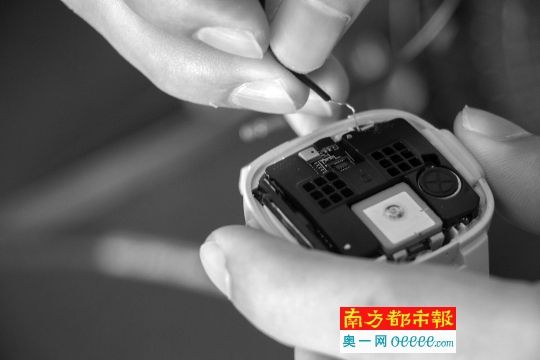 ←步骤2:用一根细线与天线部位连接起来。 ←步骤2:用一根细线与天线部位连接起来。