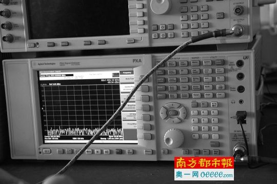 ←步骤3:细线的另一终端连接上频谱仪。 ←步骤3:细线的另一终端连接上频谱仪。