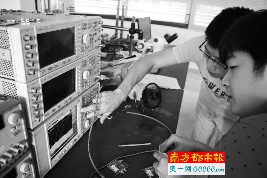 ←步骤4:分别观察手表待机与发射信号时频谱仪上的读数。 ←步骤4:分别观察手表待机与发射信号时频谱仪上的读数。