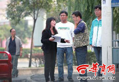 10月1日,孩子的父母在孩子失踪的路口寻找,旁边的电线杆上张贴着寻找孩子的启事 华商报记者 王警 摄 10月1日,孩子的父母在孩子失踪的路口寻找,旁边的电线杆上张贴着寻找孩子的启事 华商报记者 王警 摄